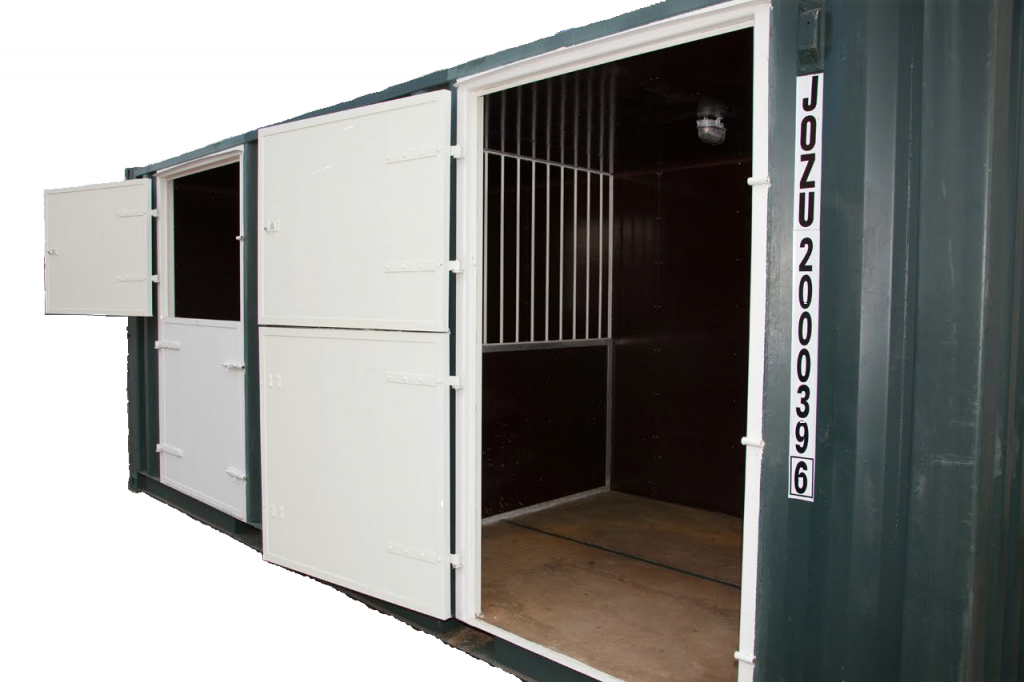 Paardenbox met deur open.