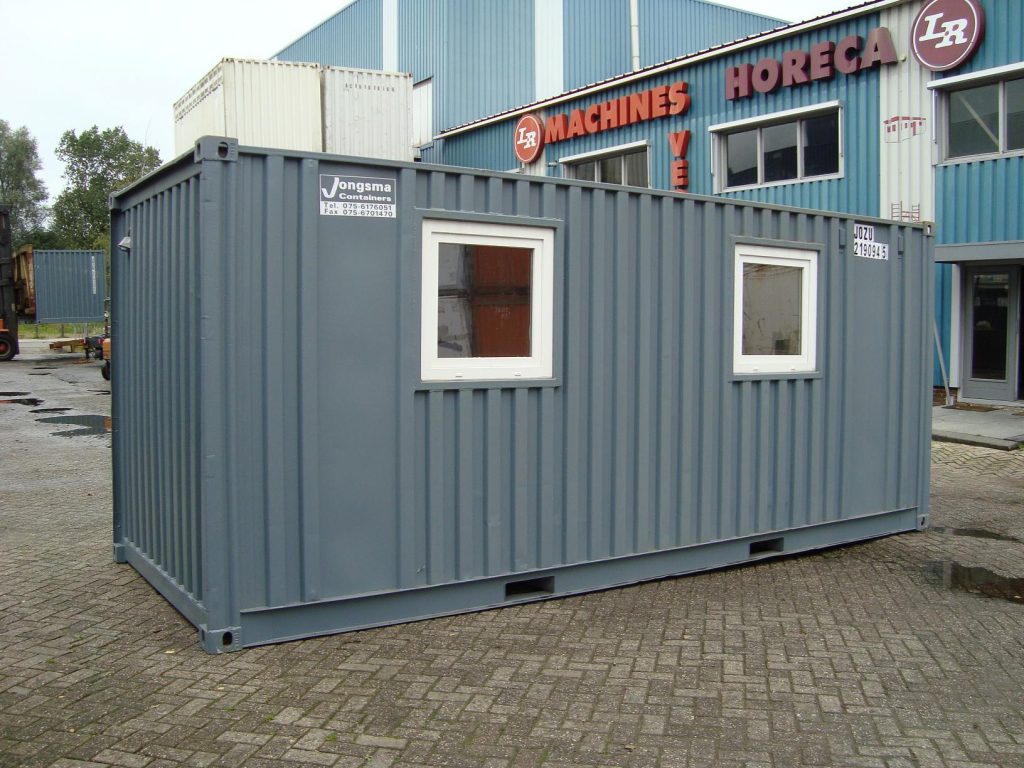 Foto van een kantoor container, kantoorunit, een omgebouwde zeecontainer, is inzetbaar op plaatsen waar (semi)permanent kantoor nodig is.